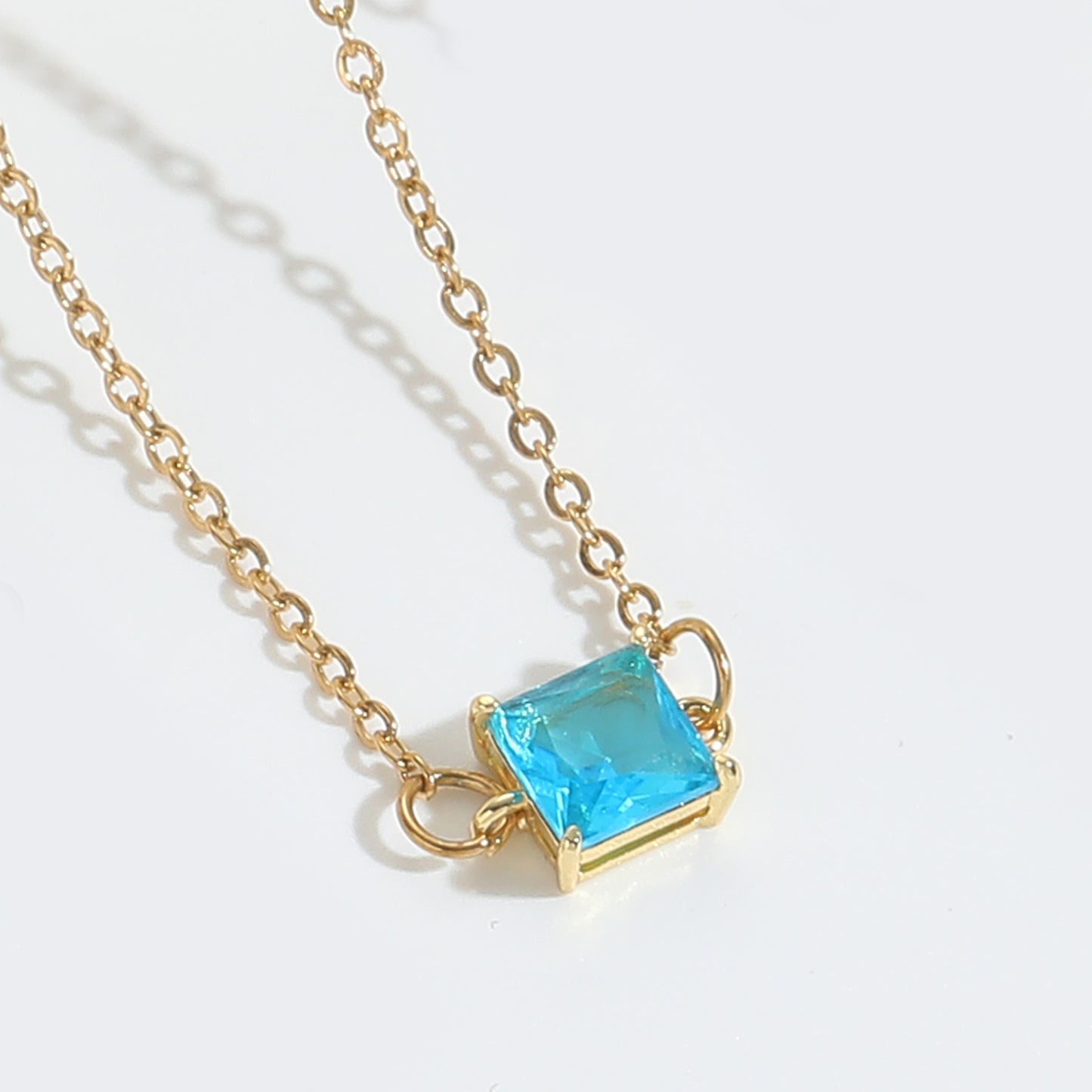 Collier tendance à zirconia carré